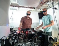 John Bollinger(左)和Matt Affolter(右)正在使用量子传感器 | 图片来源:R. Jacobson/NIST John Bollinger(左)和Matt Affolter(右)正在使用量子传感器 | 图片来源:R. Jacobson/NIST