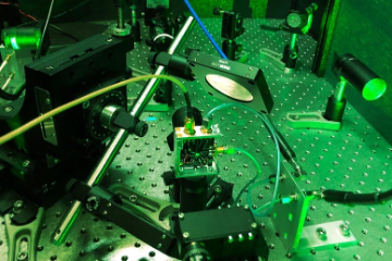 用来研究金刚石晶体中量子比特动态对称性的仪器 | 图片来源:MIT 用来研究金刚石晶体中量子比特动态对称性的仪器 | 图片来源:MIT